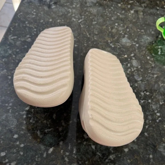 Men’s adidas Nude Beige Slip-On Platform Slides - Picture 4 of 4